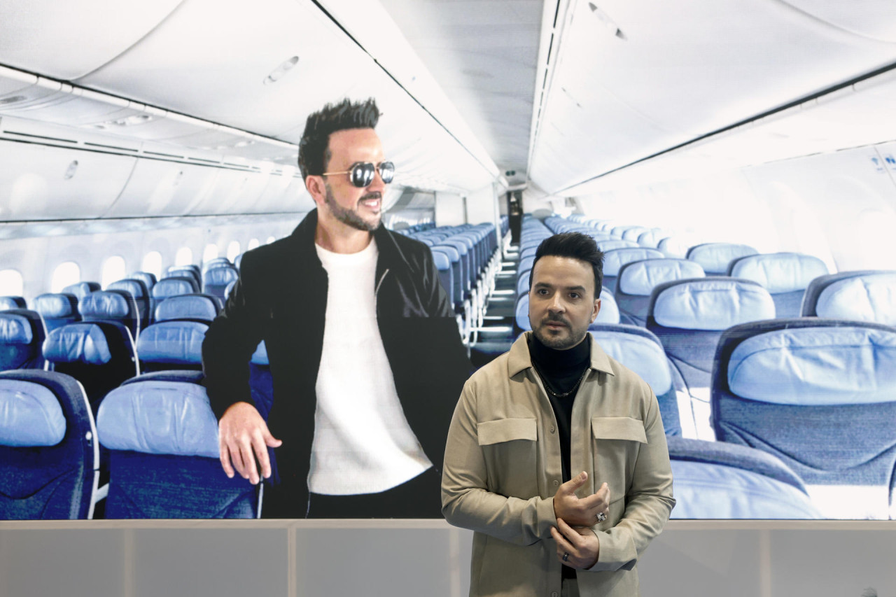 El avión que lleva el nombre de Luis Fonsi. Foto: EFE.