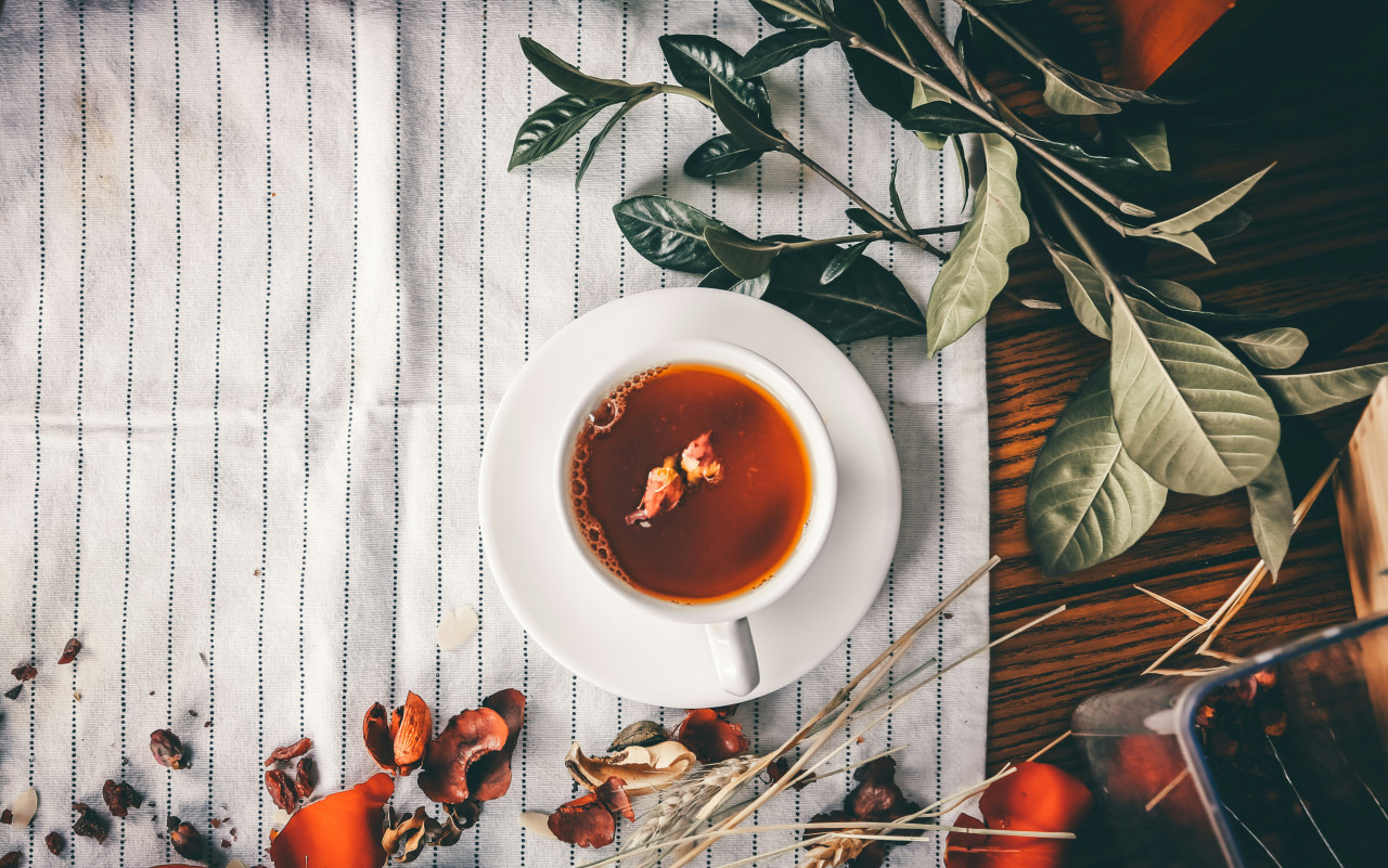 Beber dos o más tazas de té negro al día podría ayudar a que vivas más,  según estudio