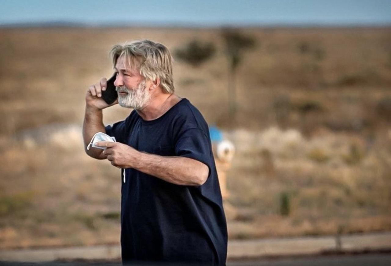 Alex Baldwin en el set de la película "Rust". Foto: NA.