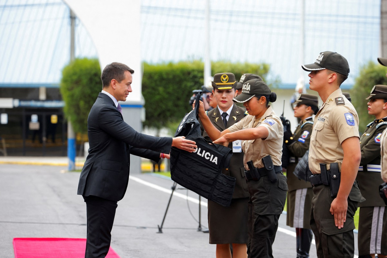 Daniel Noboa en un acto de la Policía Nacional de Ecuador. Foto: Reuters.