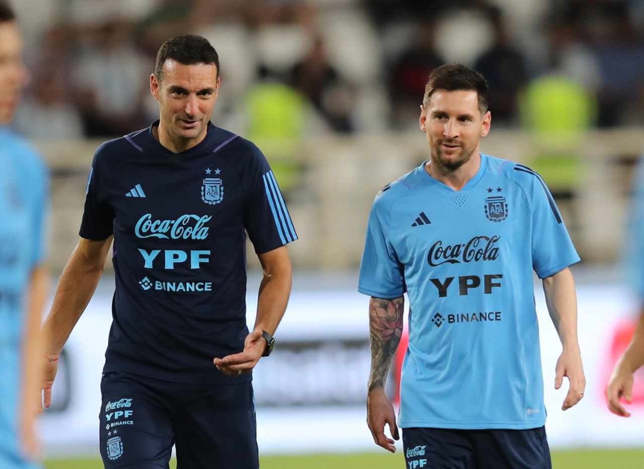 Lionel Scaloni y Lionel Messi. Foto: EFE