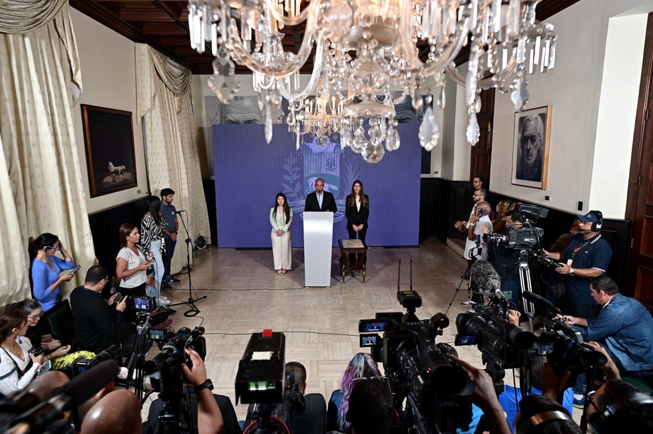 Conferencia de prensa de Héctor Rodríguez, gobernador de Miranda, Venezuela. Foto: Reuters.