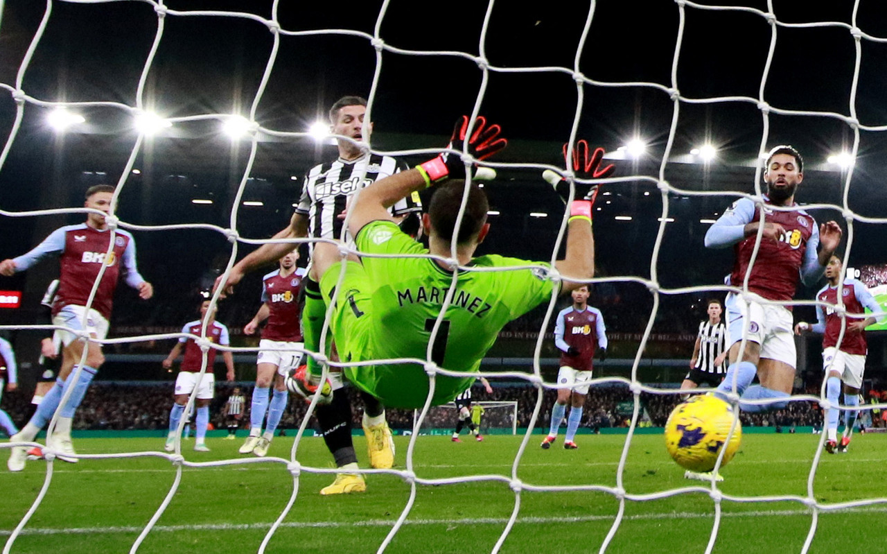 El Dibu no pudo evitar los tres goles del Newcastle. Foto: Reuters