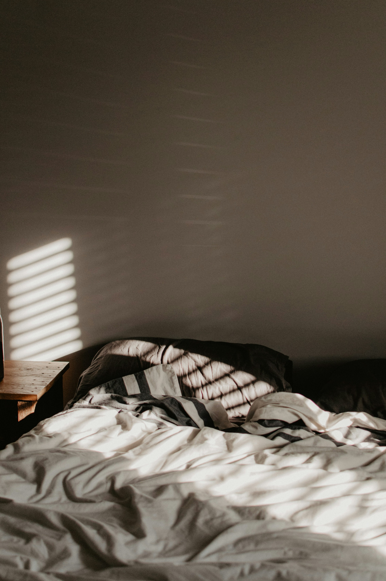 Make the bed, order, cleanliness, morning, wake up.  Unsplash pictures.