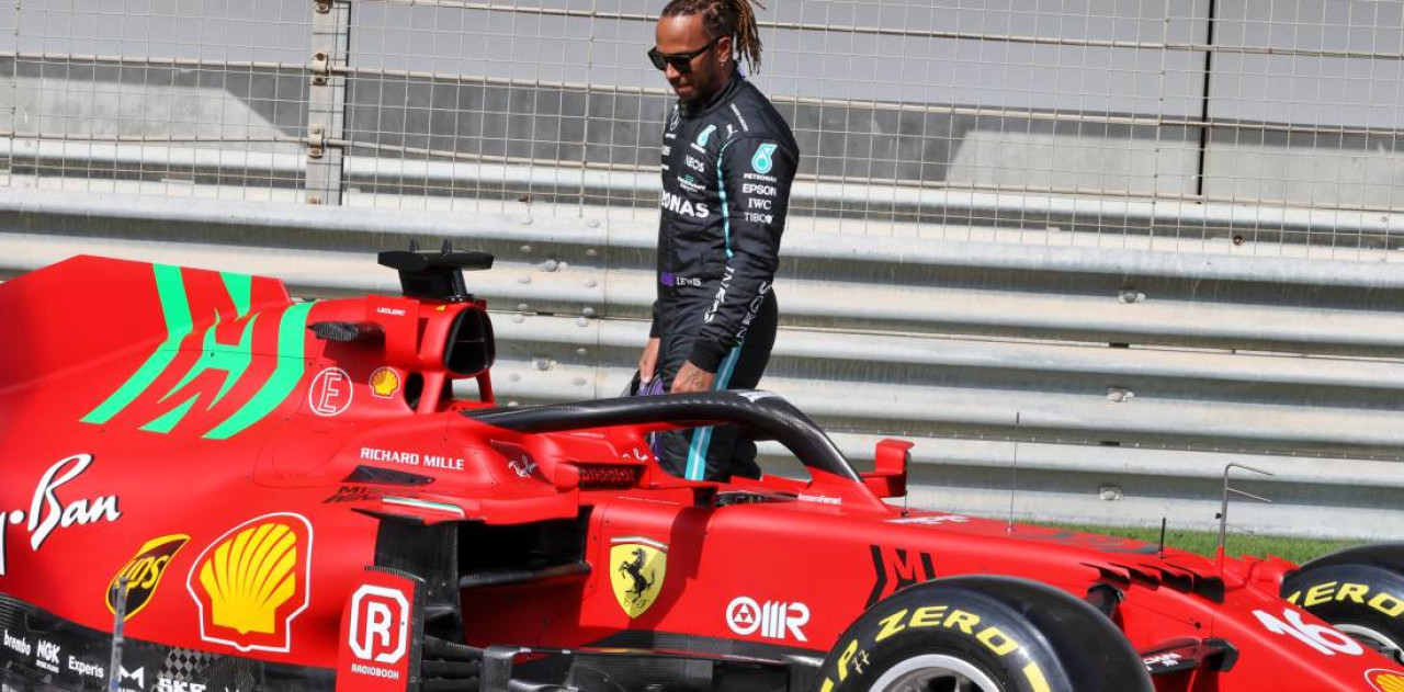 Lewis Hamilton con el auto Ferrari.