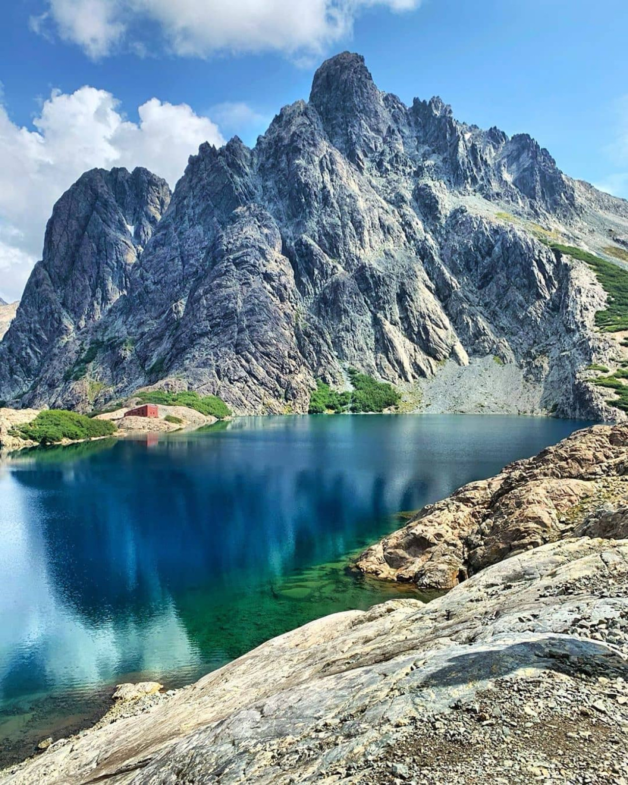 Laguna Negra. Foto Instagram @travel.arg.