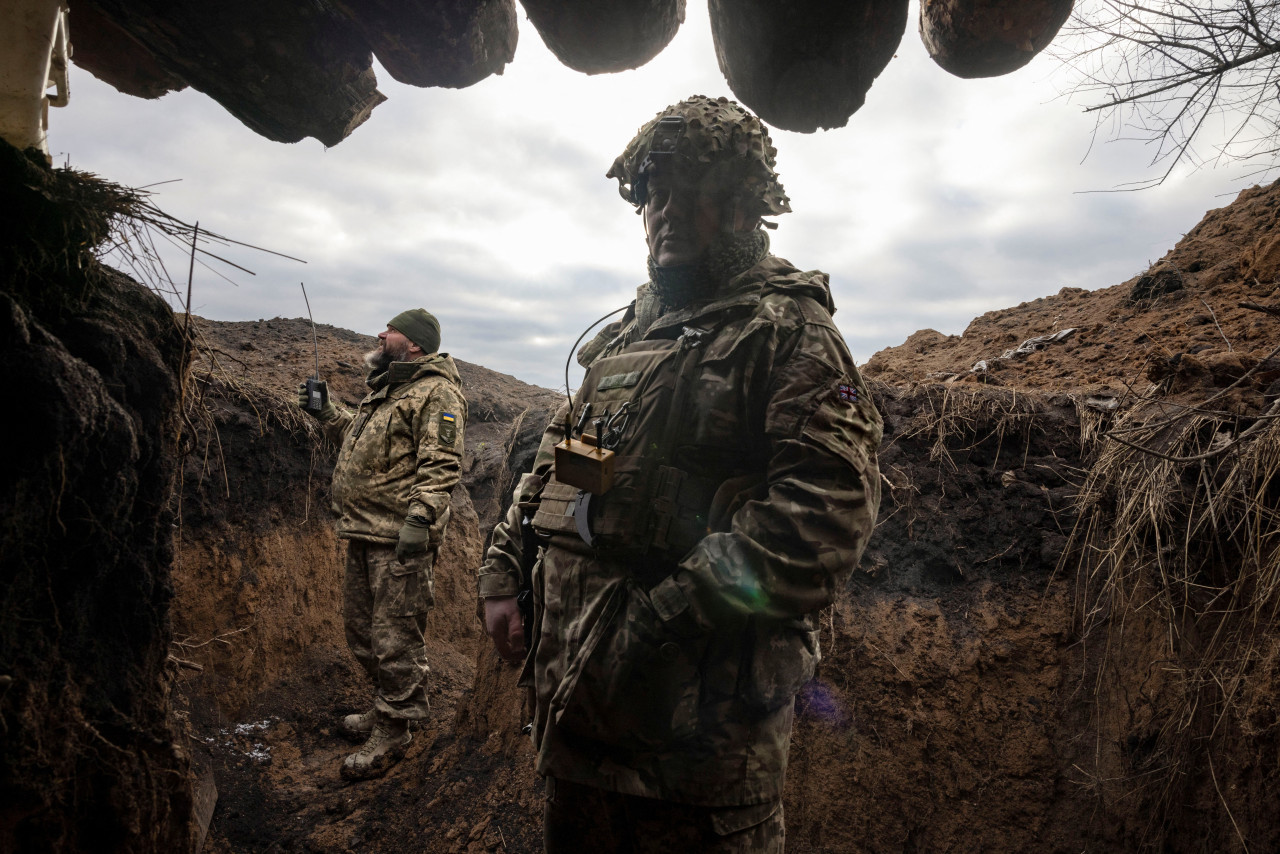 Efectivos militares ucranianos cavando una trinchera en Kupiansk, Ucrania. Reuters