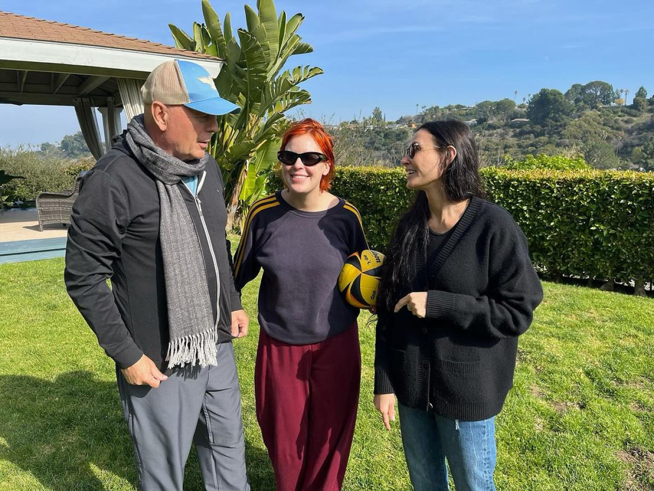 Demi Moore y Bruce Willis junto a una de sus hijas. Foto: Instagram.