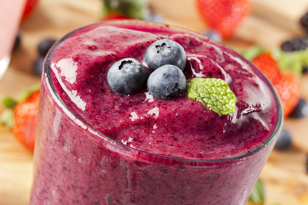 Jugo de arándano, fresas, moras, frutos rojos. Foto Unsplash.