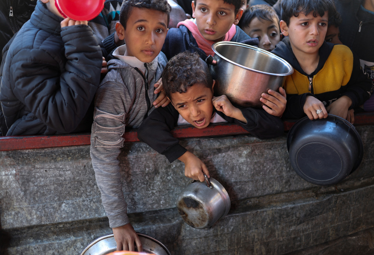 Niños esperan su ración de comida en Rafah. Foto: Reuters