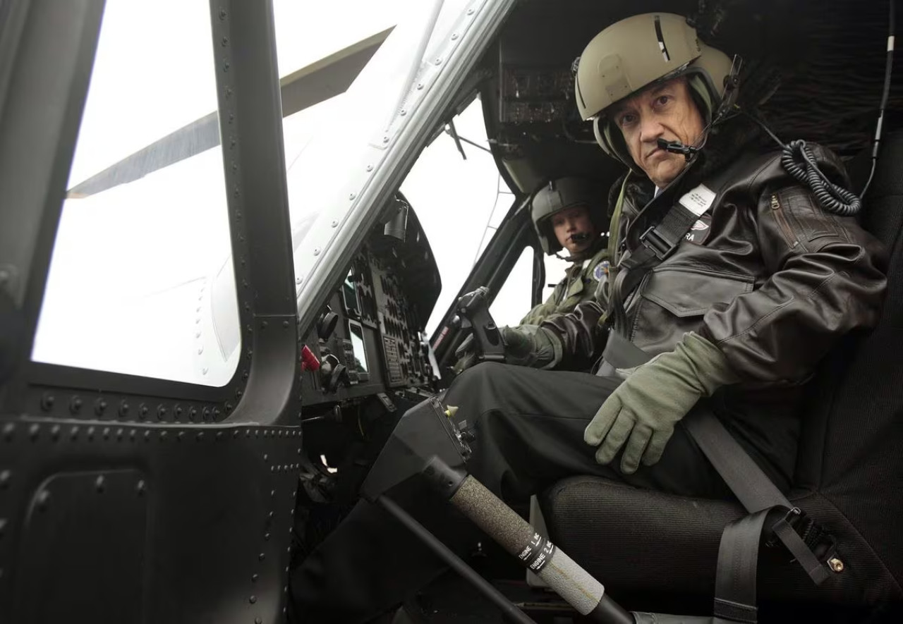 Piñera pilotando un helicóptero. Foto: EFE