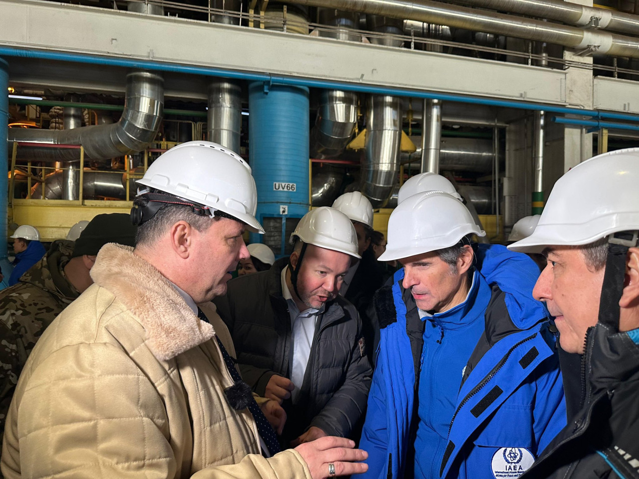 Rafael Grossi en la central nuclear de Zaporiyia. Foto: X @rafaelmgrossi