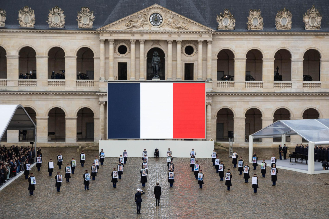 Homenaje de Macron a fallecidos franceses en ataque de Hamás. Foto: EFE