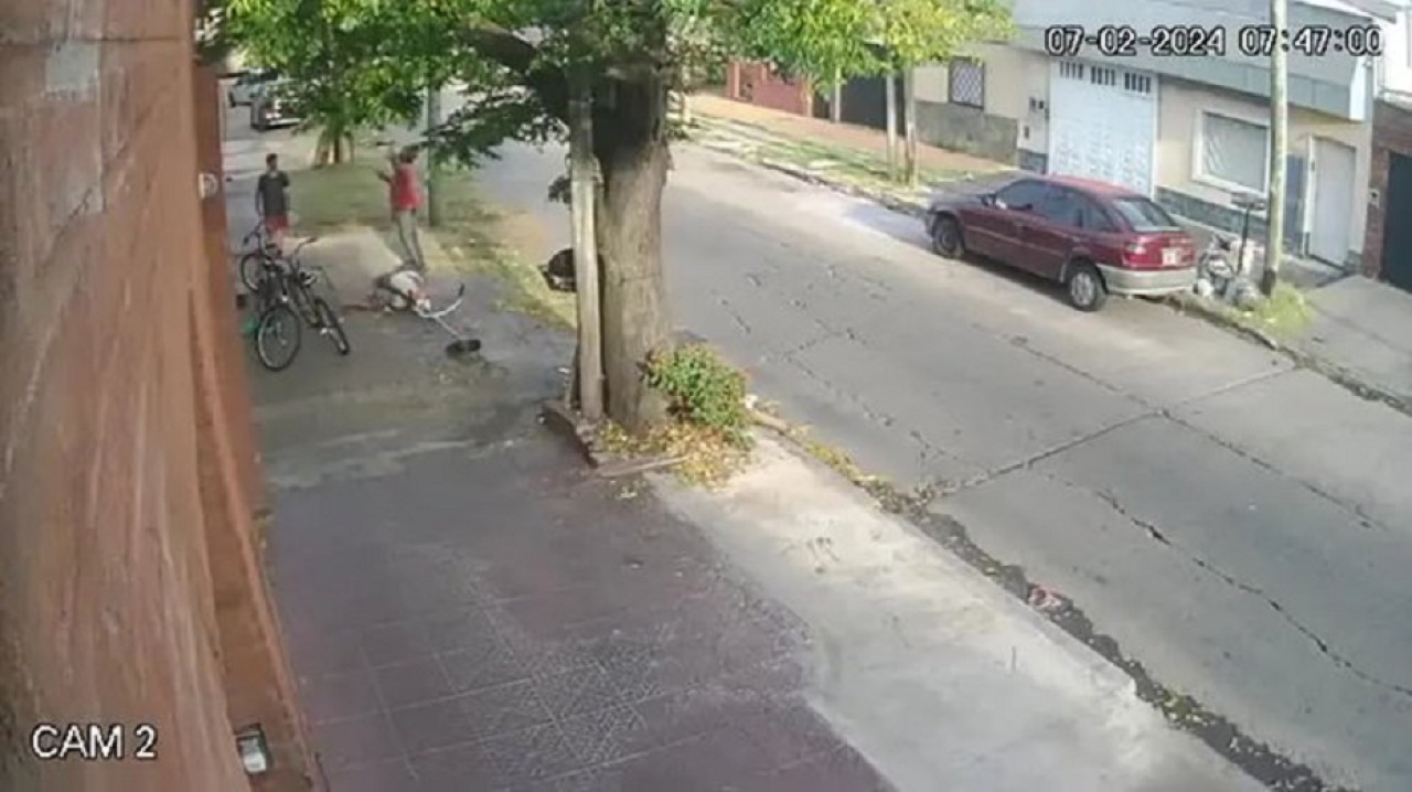 Cortaba el pasto y quedó en medio de un tiroteo. Foto: captura video