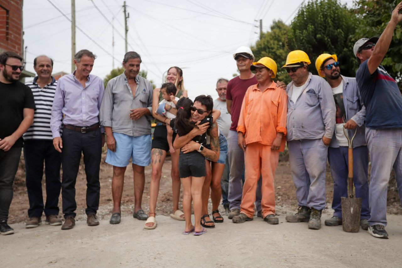 Mayra Mendoza y Gabriel Katopodis recorren obras de pavimentación.
