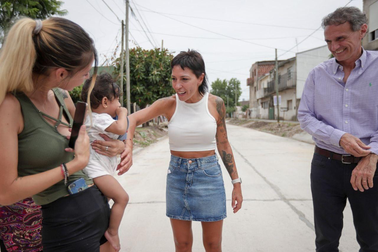 Mayra Mendoza y Gabriel Katopodis recorren obras de pavimentación.