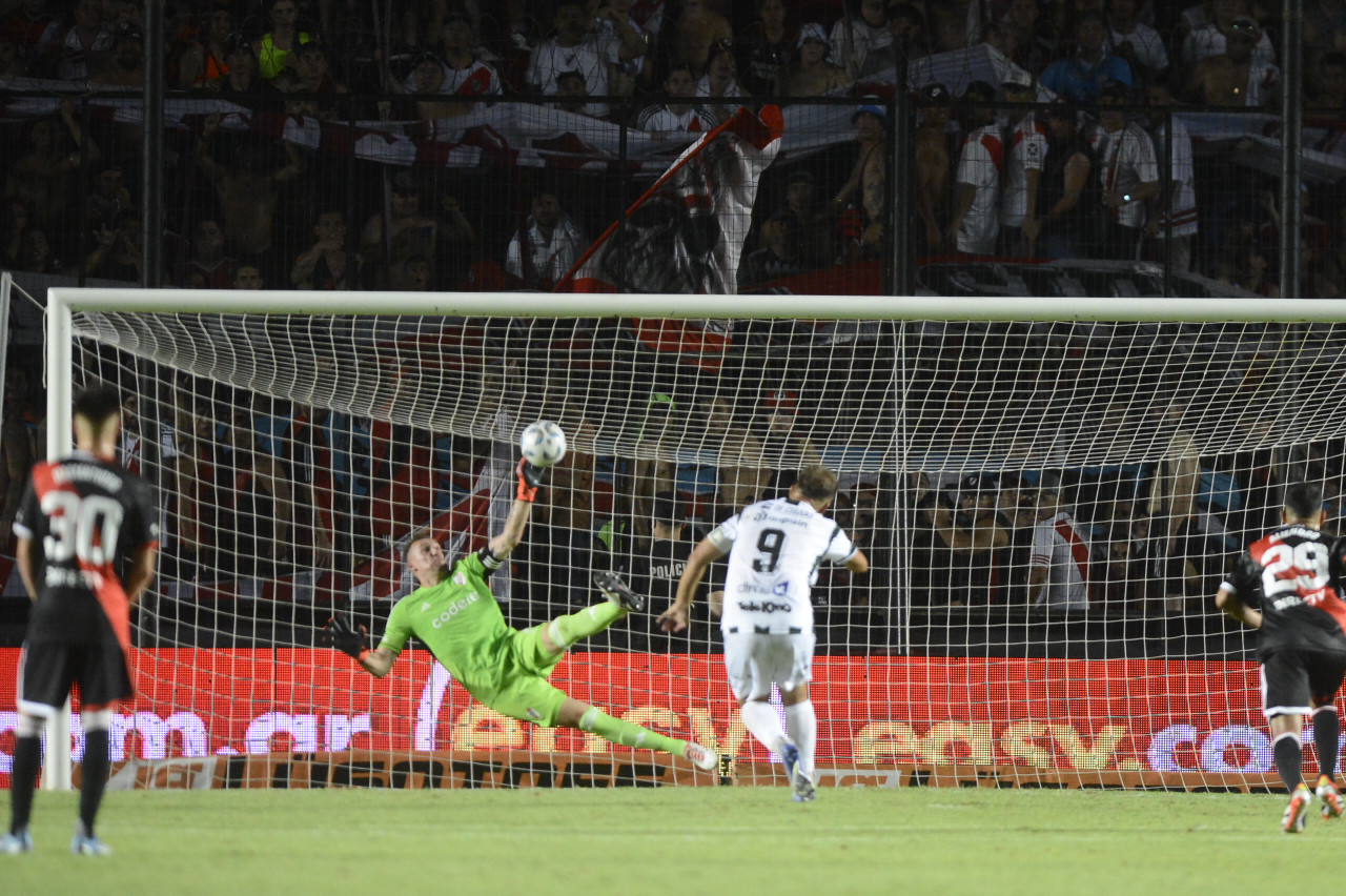 El penal atajado por Armani. Foto: Télam