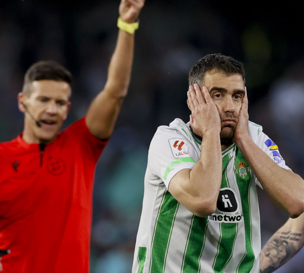 Sanción con tarjeta de un árbitro a un futbolista. Foto: EFE.