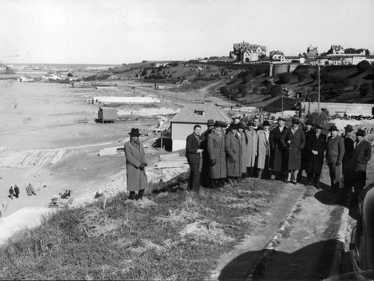 José María Bustillo inspecciona las obras que se realizan en Playa Grande, Mar del Plata 1937. Foto: Archivo General de la Nación.