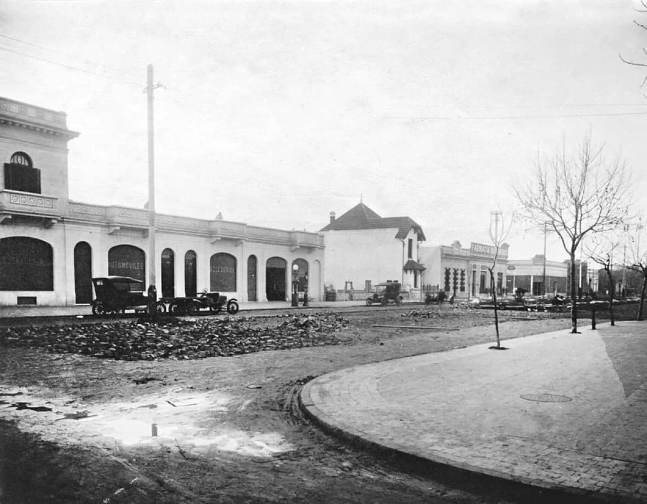 Avenida Colón e Independencia, obras de empedrado anterior al año 1926. Foto: fotos.antiguas.mdp