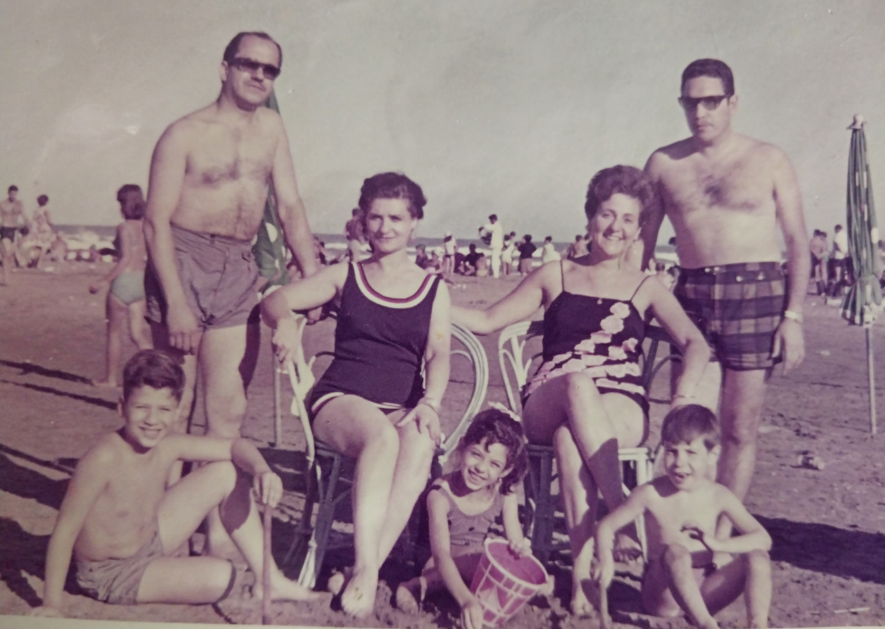 Familia de clase media vacacionando en la década del 60