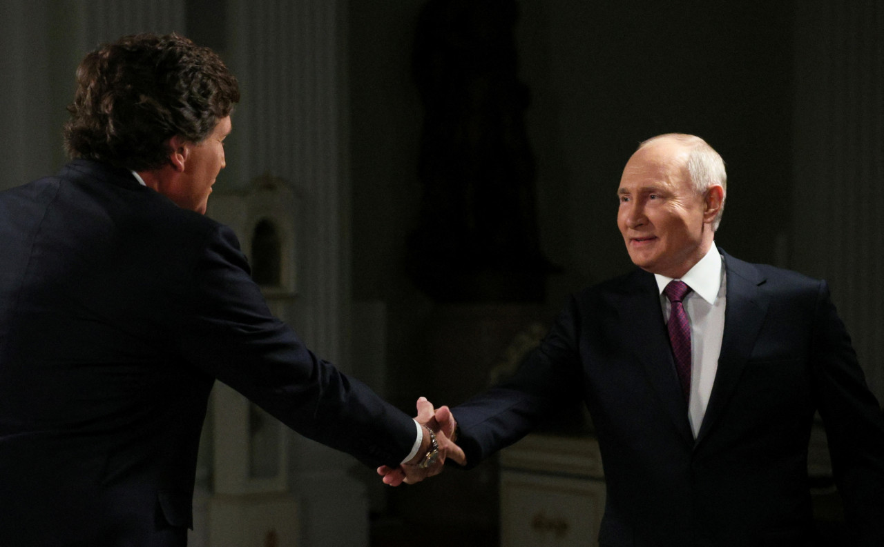 Vladimir Putin y Tucker Carlson. Foto: Reuters