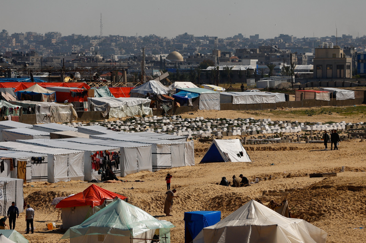 Palestinos refugiados en Rafah, frontera con Egipto. Foto: REUTERS.