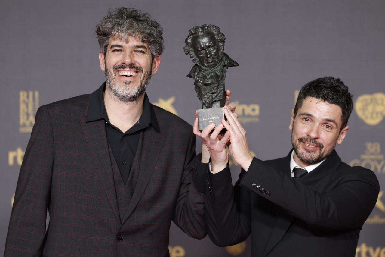 Los editores de cine Andrés Gil y Jaume Martí posan tras recibir el Goya a ´Mejor montaje´ por su trabajo en ´La sociedad de la nieve´. Foto: EFE.