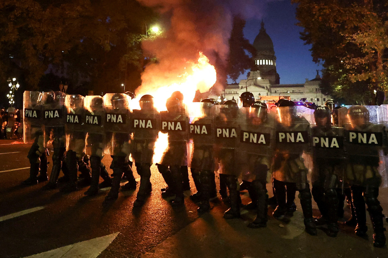 Cordón policial frente a manifestantes en el Congreso de la Nación en rechazo a la ley Ómnibus. Foto: Reuters.