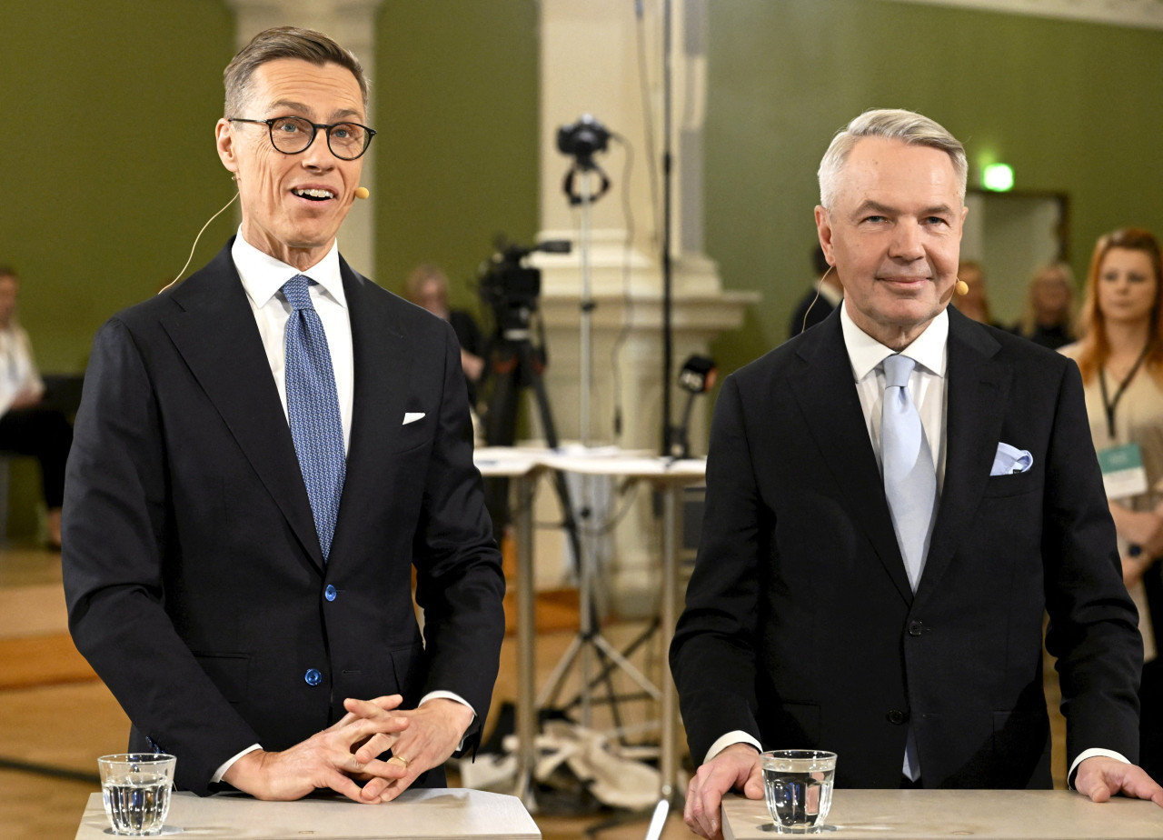 El candidato presidencial del Partido de Coalición Nacional (NCP), Alexander Stubb junto al candidato respaldado por el Partido Verde para una asociación electoral no partidista, Pekka Haavisto, en Helsinki, Finlandia. Foto: Reuters