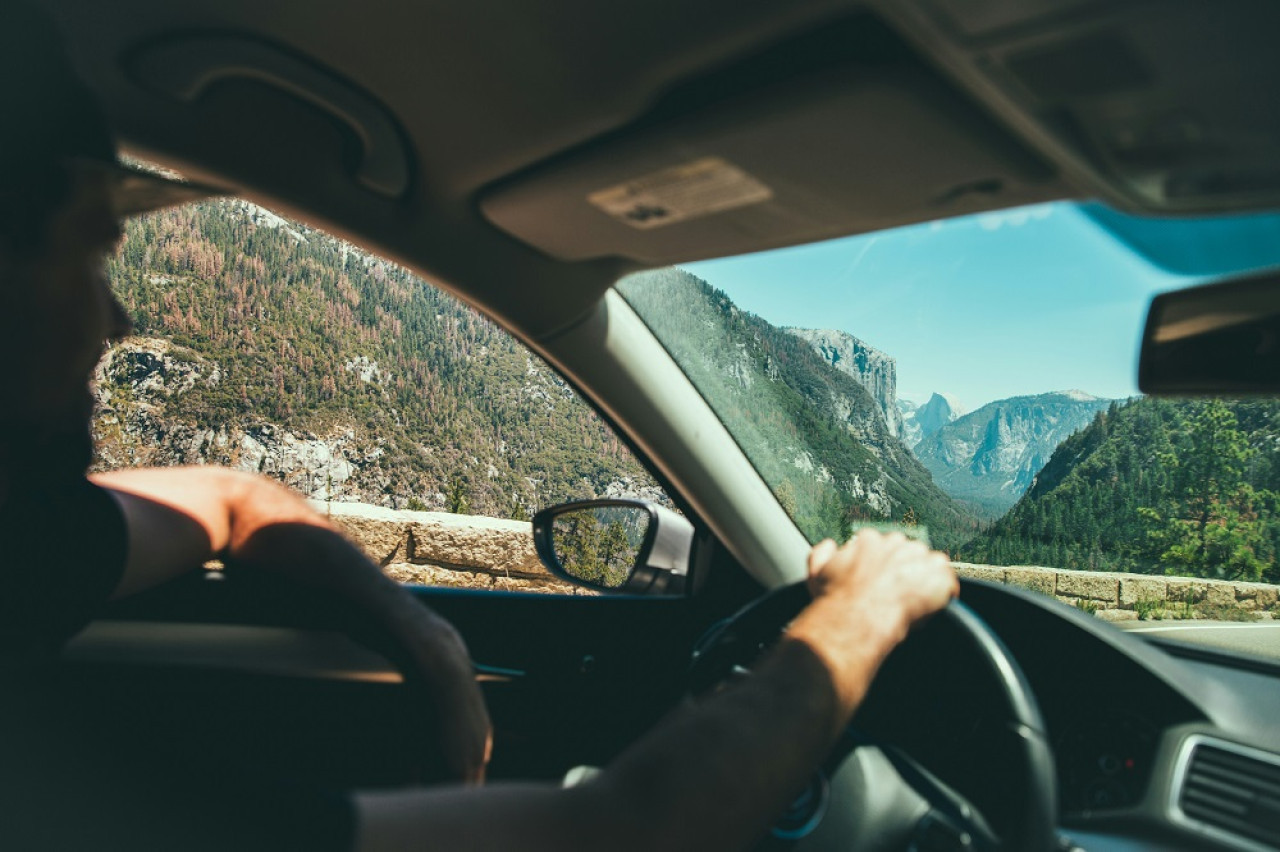 Automóvil, manejo. Foto: Unsplash.