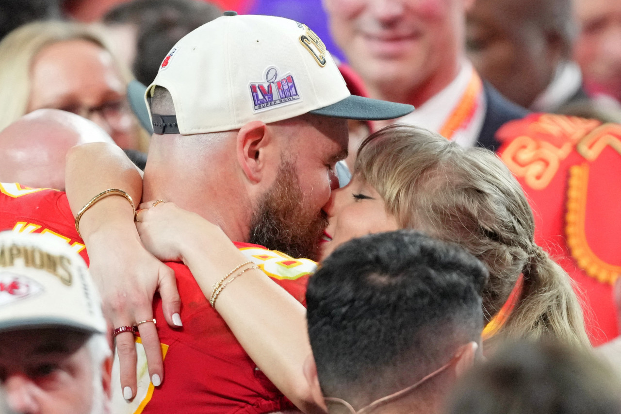 Travis Kelce festejó el Super Bowl con Taylor Swift. Foto: Reuters.