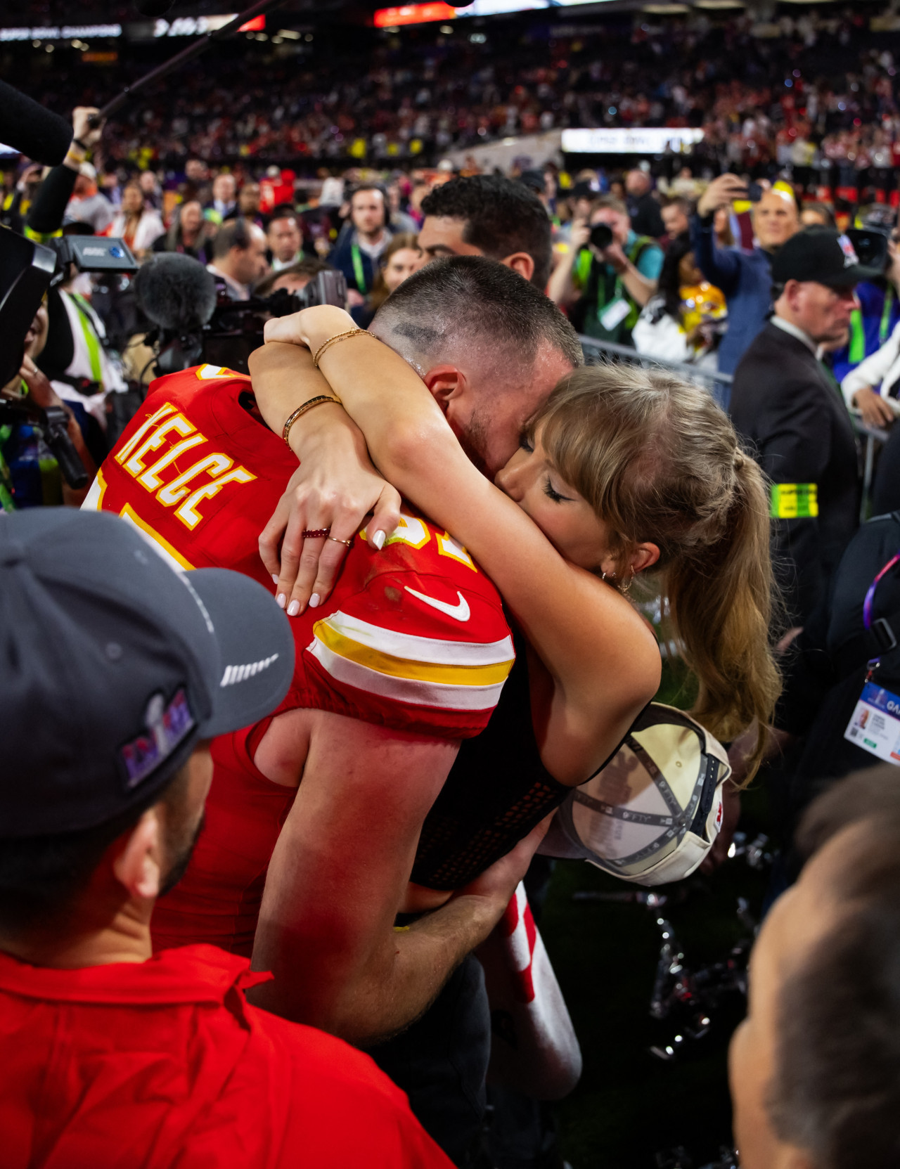 Travis Kelce festejó el Super Bowl con Taylor Swift. Foto: Reuters.