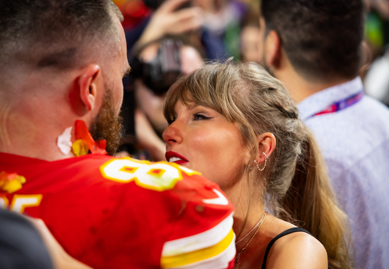 Travis Kelce festejó el Super Bowl con Taylor Swift. Foto: Reuters.