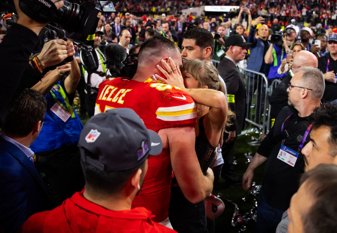 Travis Kelce festejó el Super Bowl con Taylor Swift. Foto: Reuters.