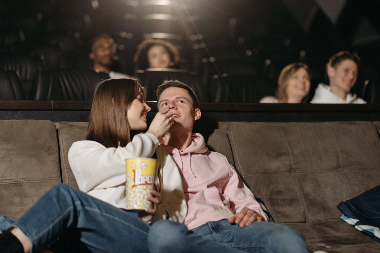 Pareja en el cine. Foto: Pexels