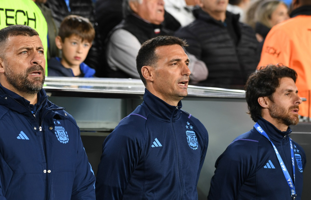 Lionel Scaloni junto a su cuerpo técnico de la Selección Argentina. Foto: NA.