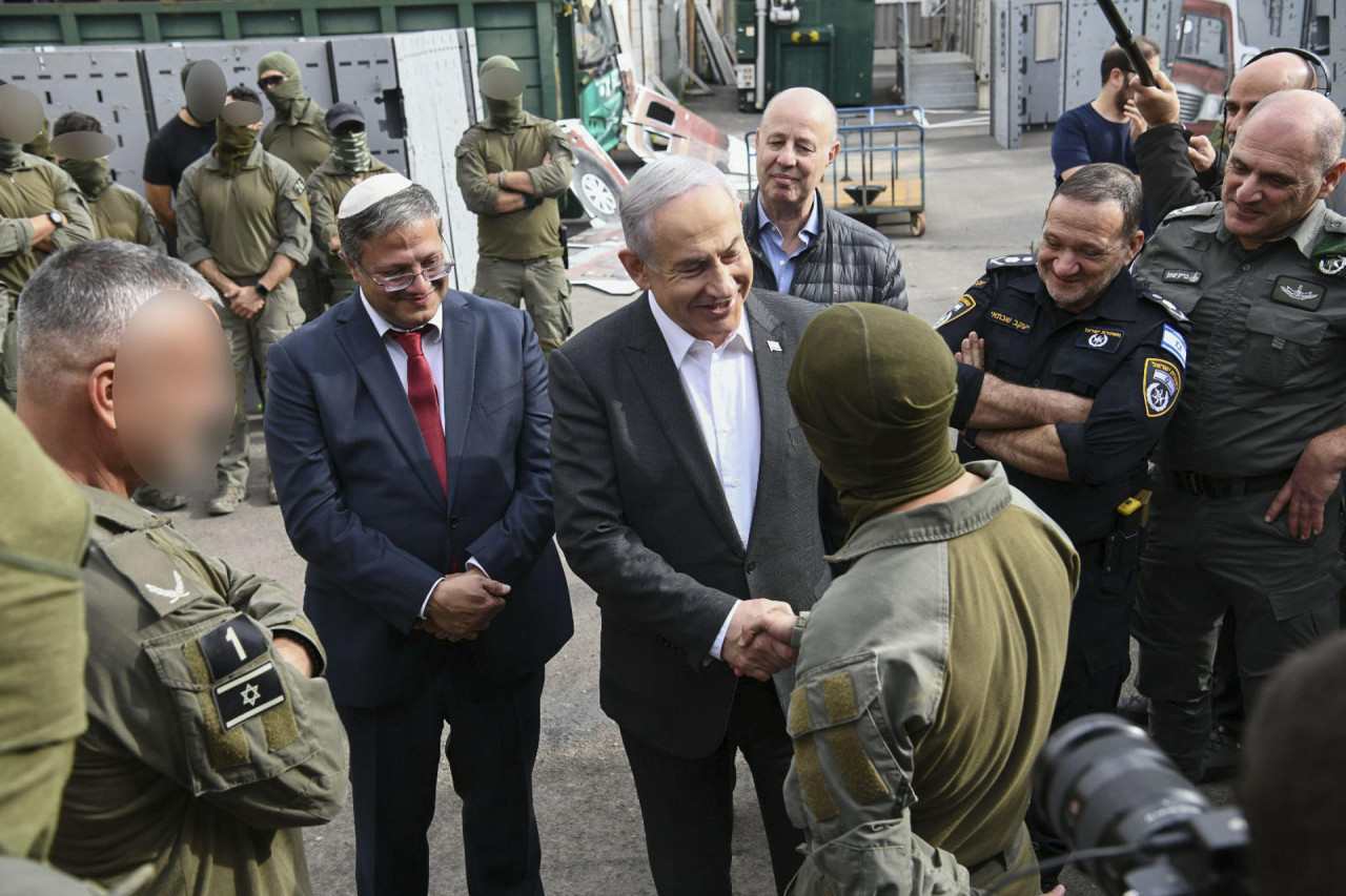 Benjamín Netanyahu felicitando a las tropas israelíes del rescate en Rafah. Foto: EFE.