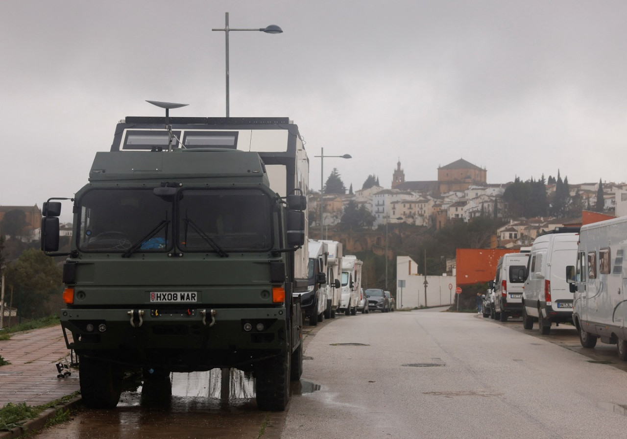 Vehículo militar con un dispositivo Starlink en el techo. Foto: Reuters.