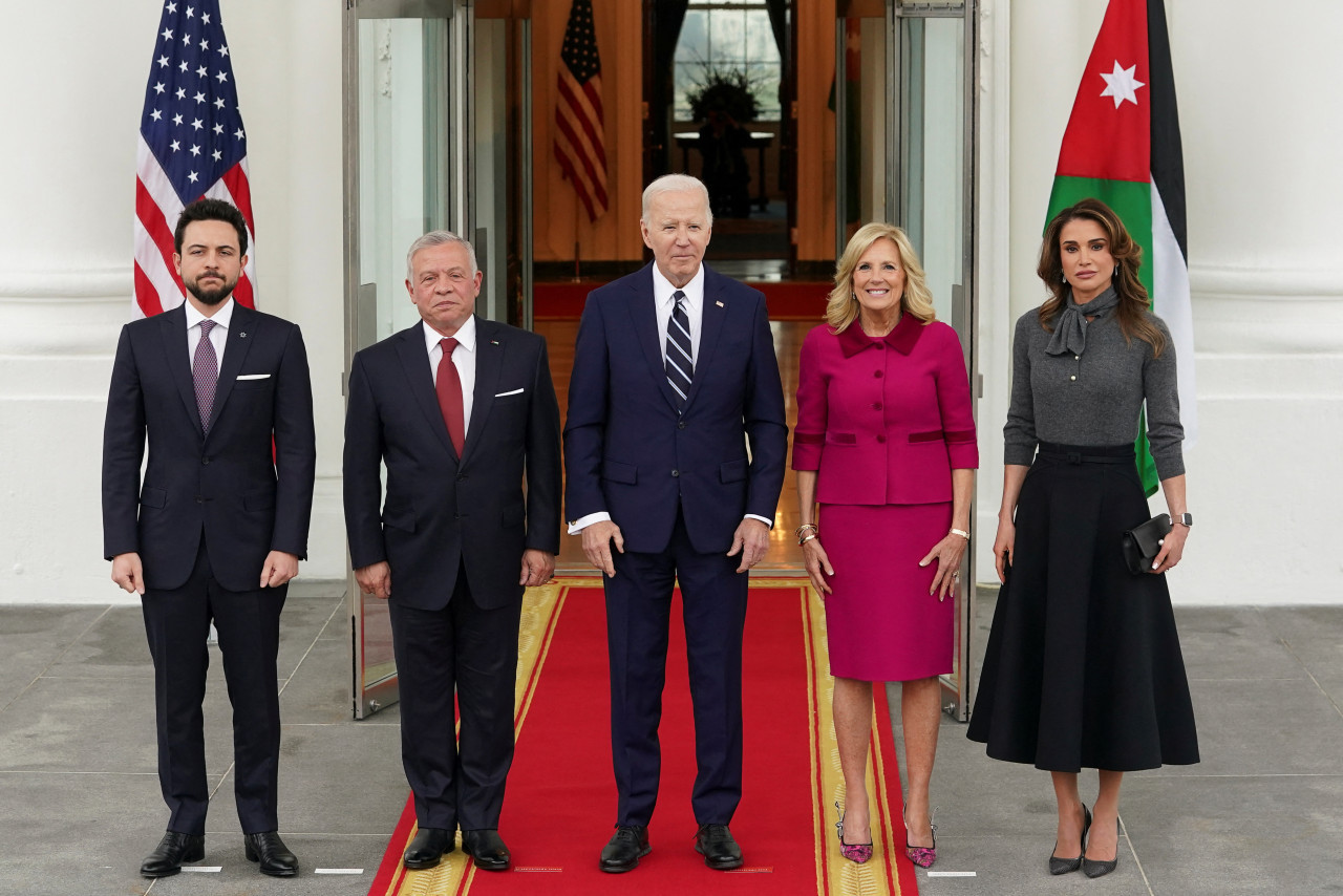 Los Biden junto a la realeza de Jordania. Foto: Reuters