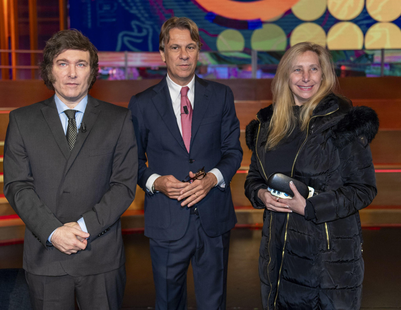 Javier Milei (i), junto al periodista italiano Nicola Porro y su hermana Karina. EFE