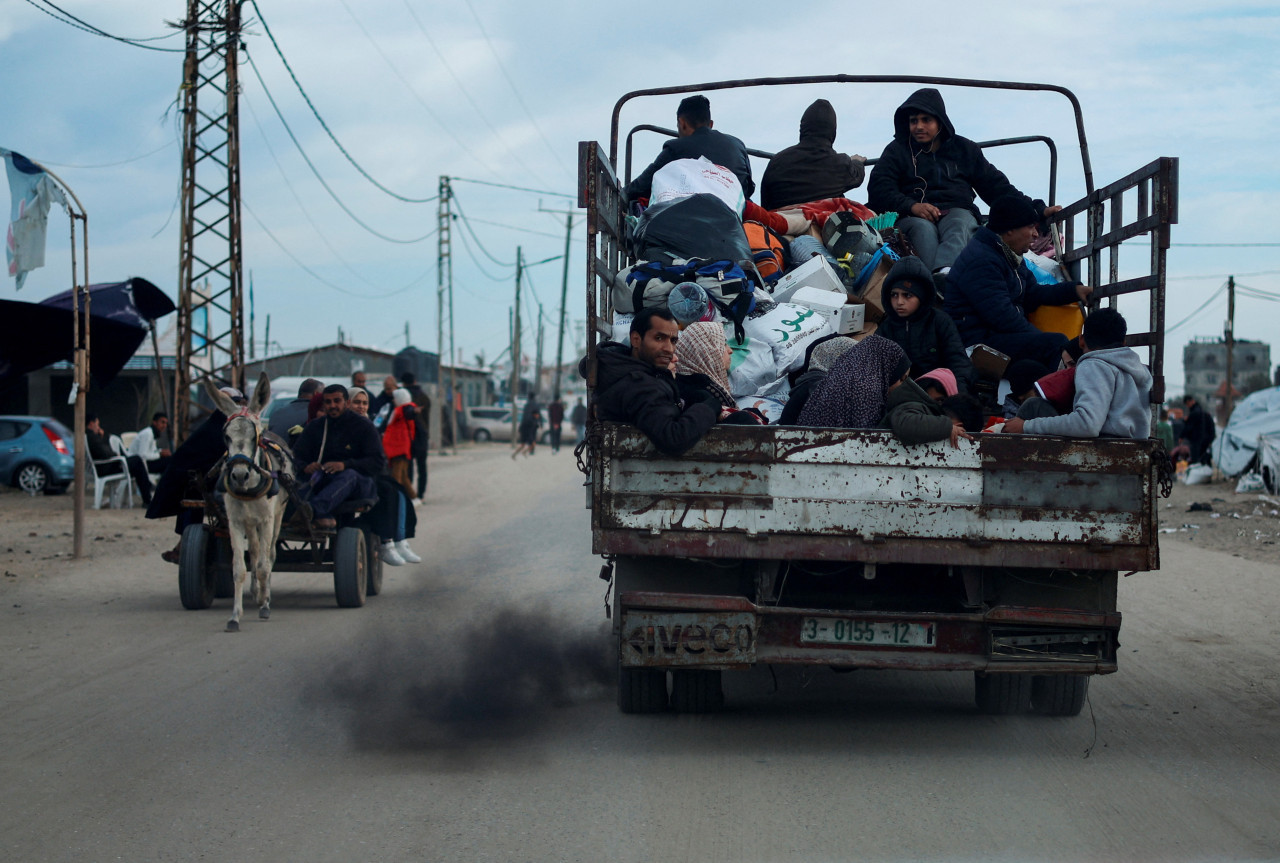 Palestinos se escapan de la ciudad de Rafah, al sur de Gaza por los ataques israelíes. Foto: Reuters.
