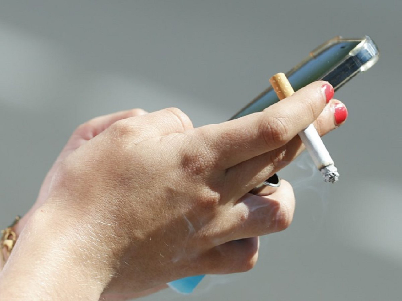 Cigarrillos, salud. Foto: EFE