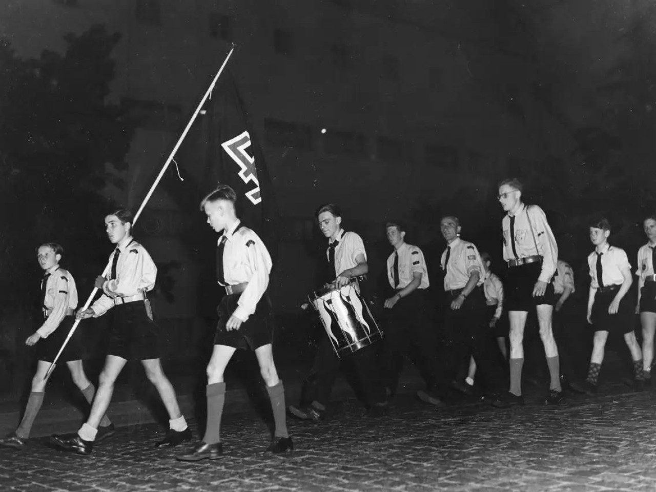 Juventudes Hitlerianas portando la bandera con el símbolo de la Wolfsangel. Foto: Bundesarchiv.