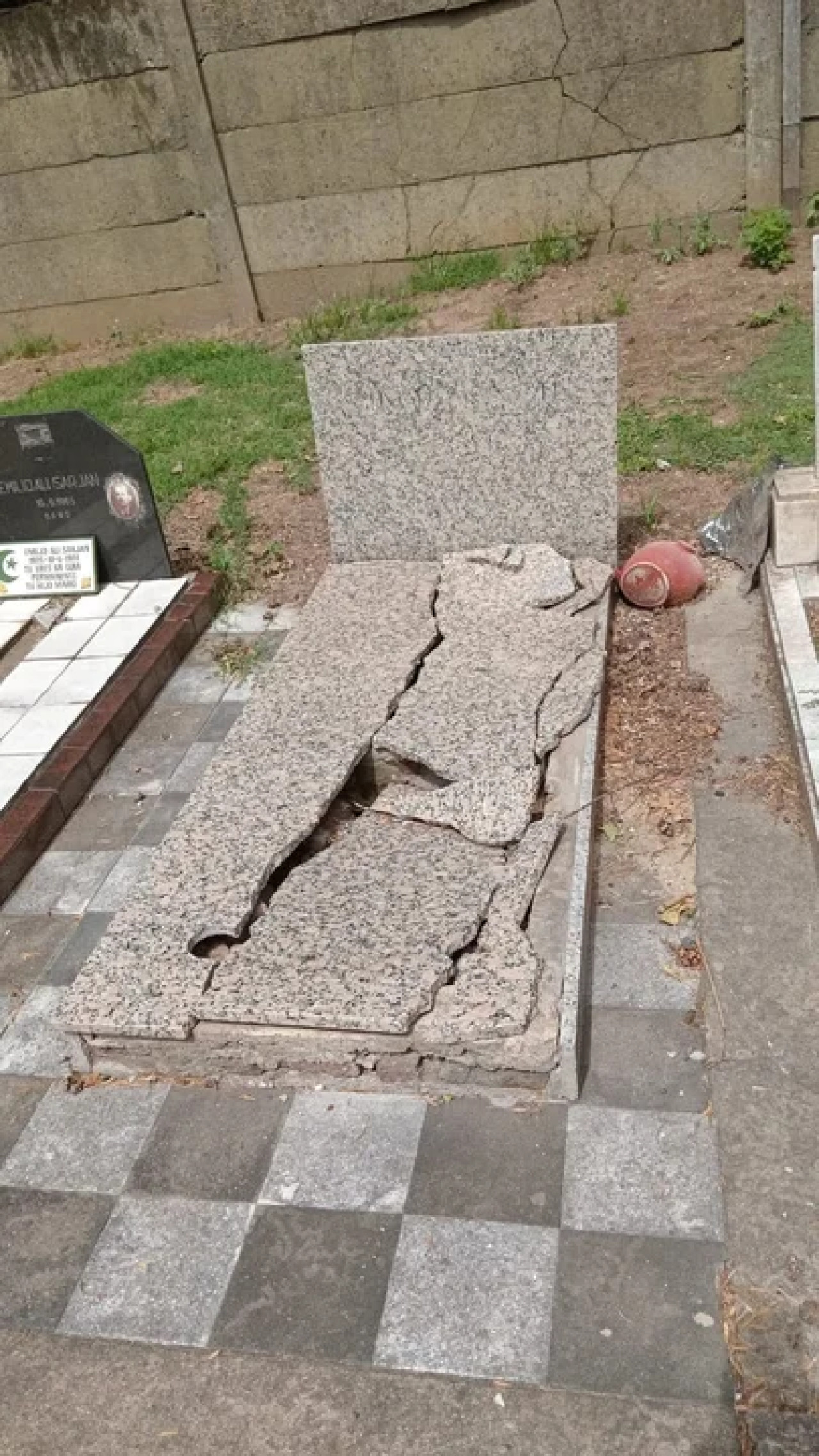 Tumba profanada en el cementerio islámico. Foto: NA