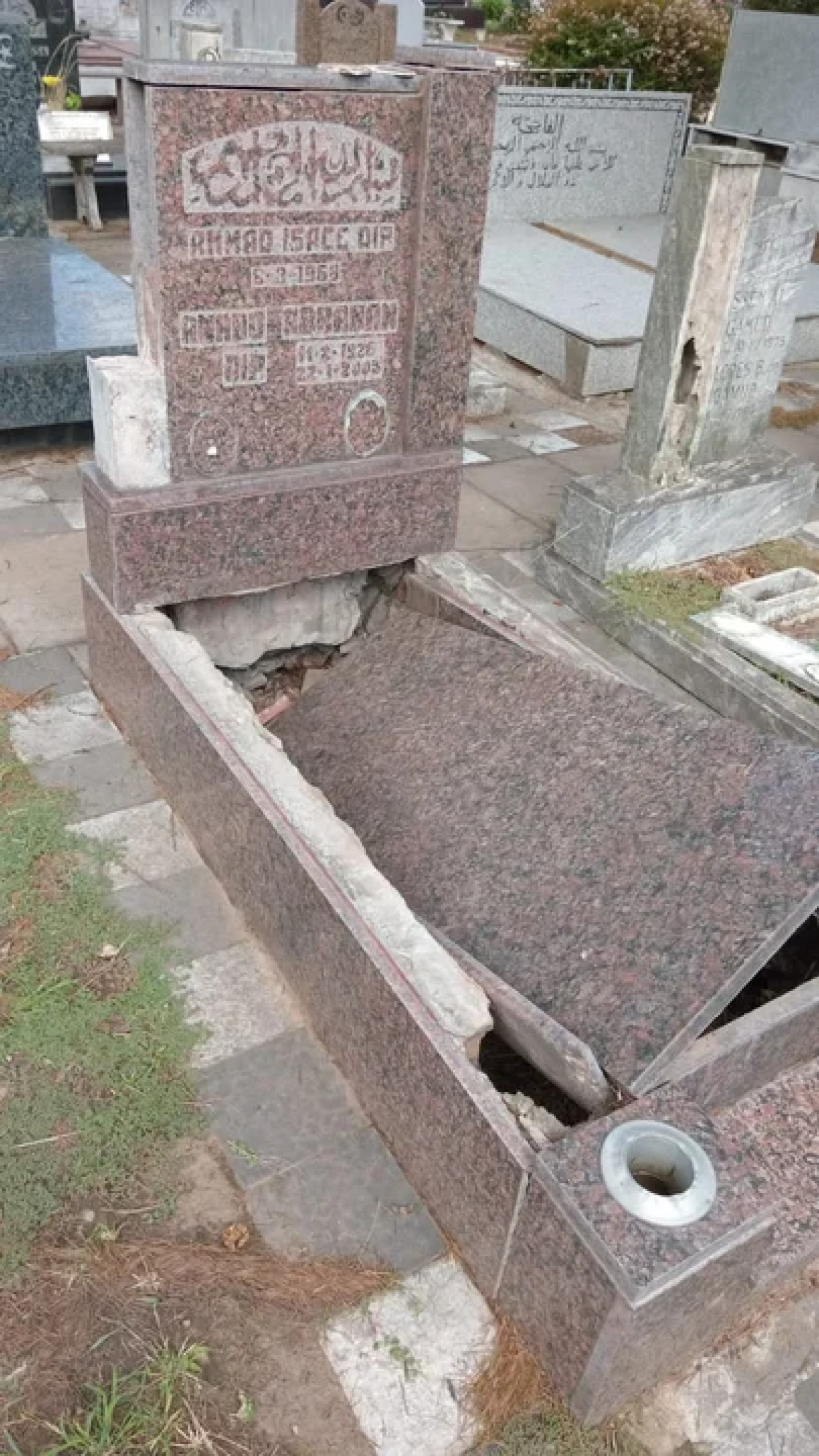 Tumba profanada en el cementerio islámico. Foto: NA