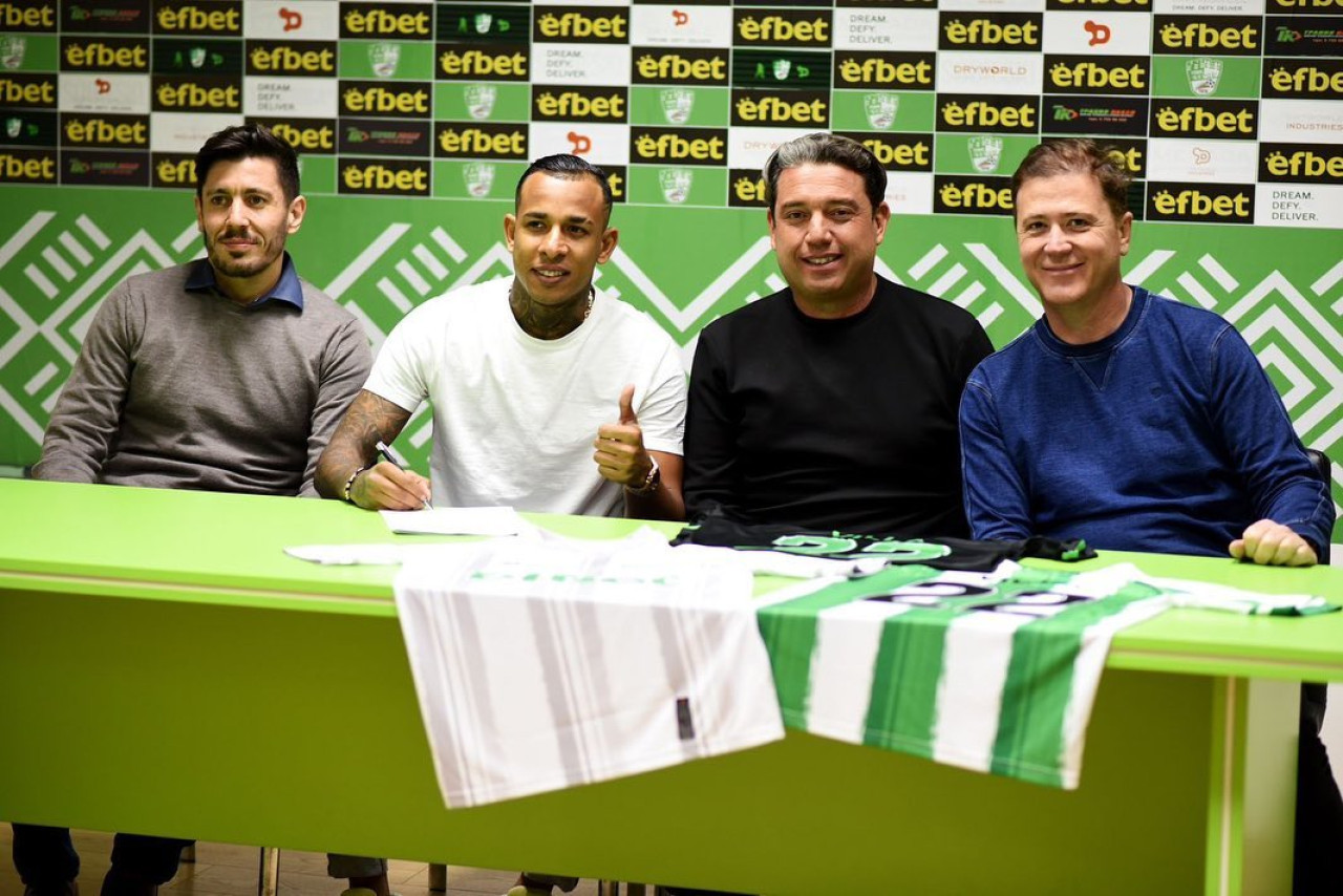 La presentación de Sebastián Villa en Beroe Stara Zagora. Foto: Instagram @sebastian14villa.