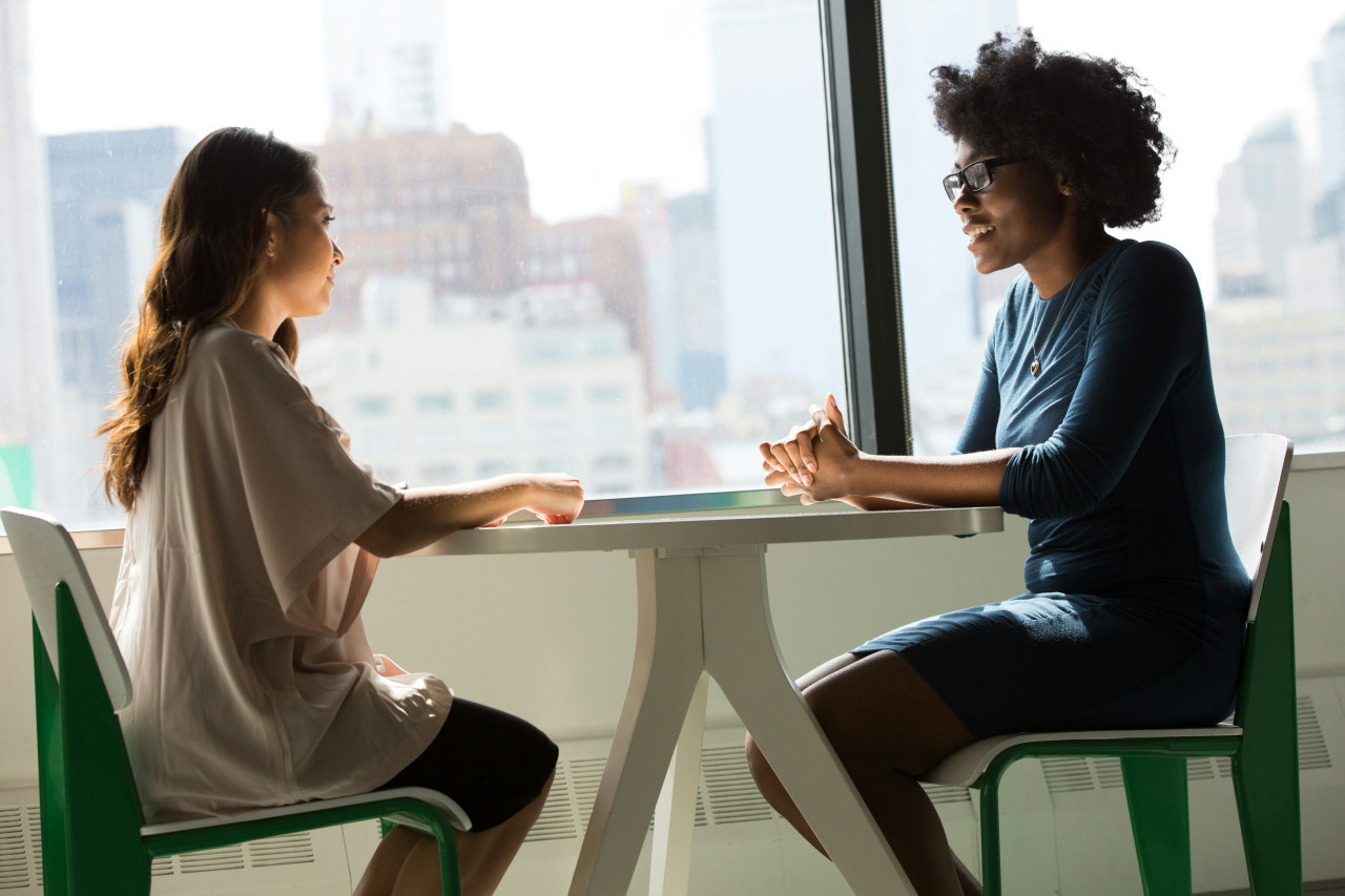 Charla, personas hablando. Foto: Unsplash