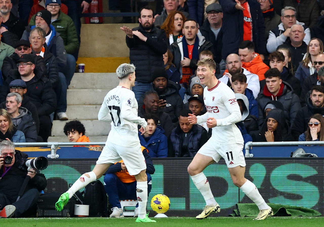 Garnacho y Hojlund; Luton Town vs. Manchester United. Foto: Reuters.