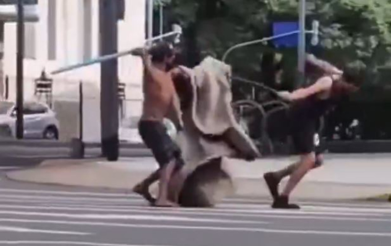 Batalla de "gladiadores" en la avenida 9 de Julio. Foto: captura de video.